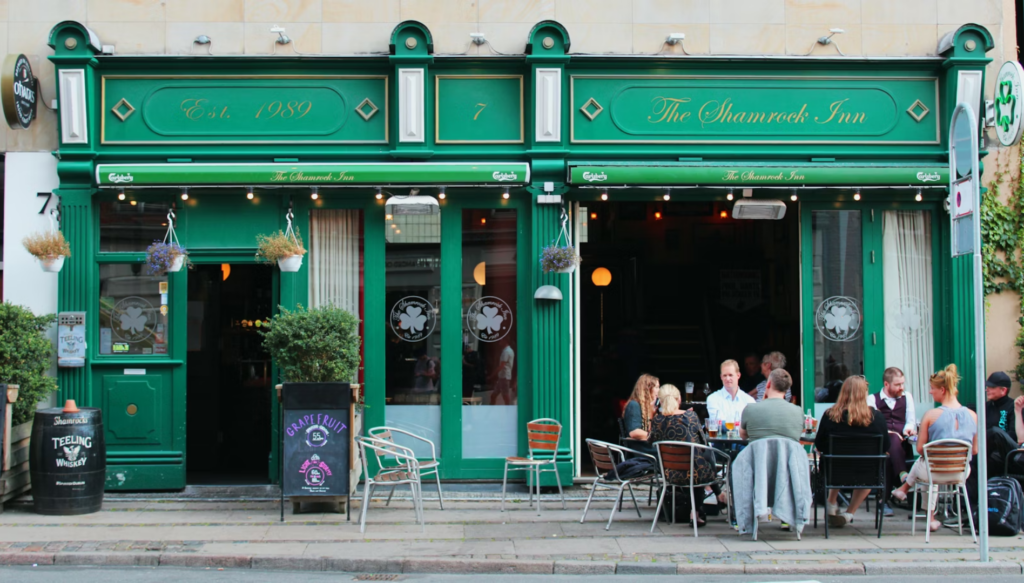 People dining outdoors at an Irish restaurant near Strøget. Photo courtesy of Piergiovanni Di Blasi.