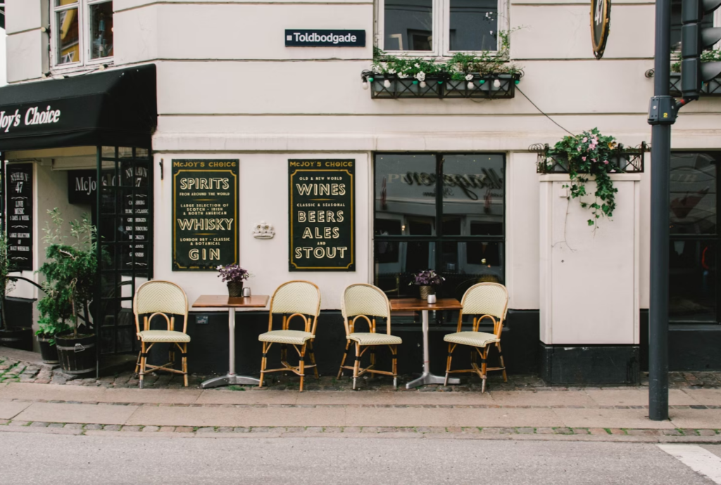 Restaurant along Nyhavn offering outdoor seating. Photo courtesy of Sabrina Mazzeo.